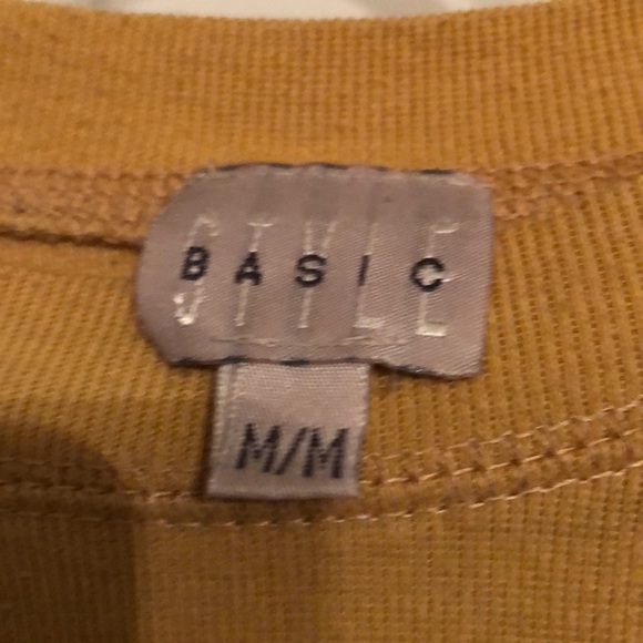 woman’s long sleeve - Picture 2 of 2